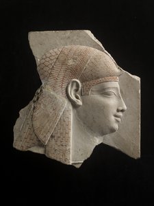 Pieza de prueba del escultor que muestra una cabeza de perfil de Isis o una reina ptolemaica como Isis, detalles dibujados en rojo, probablemente c.332-30 AC